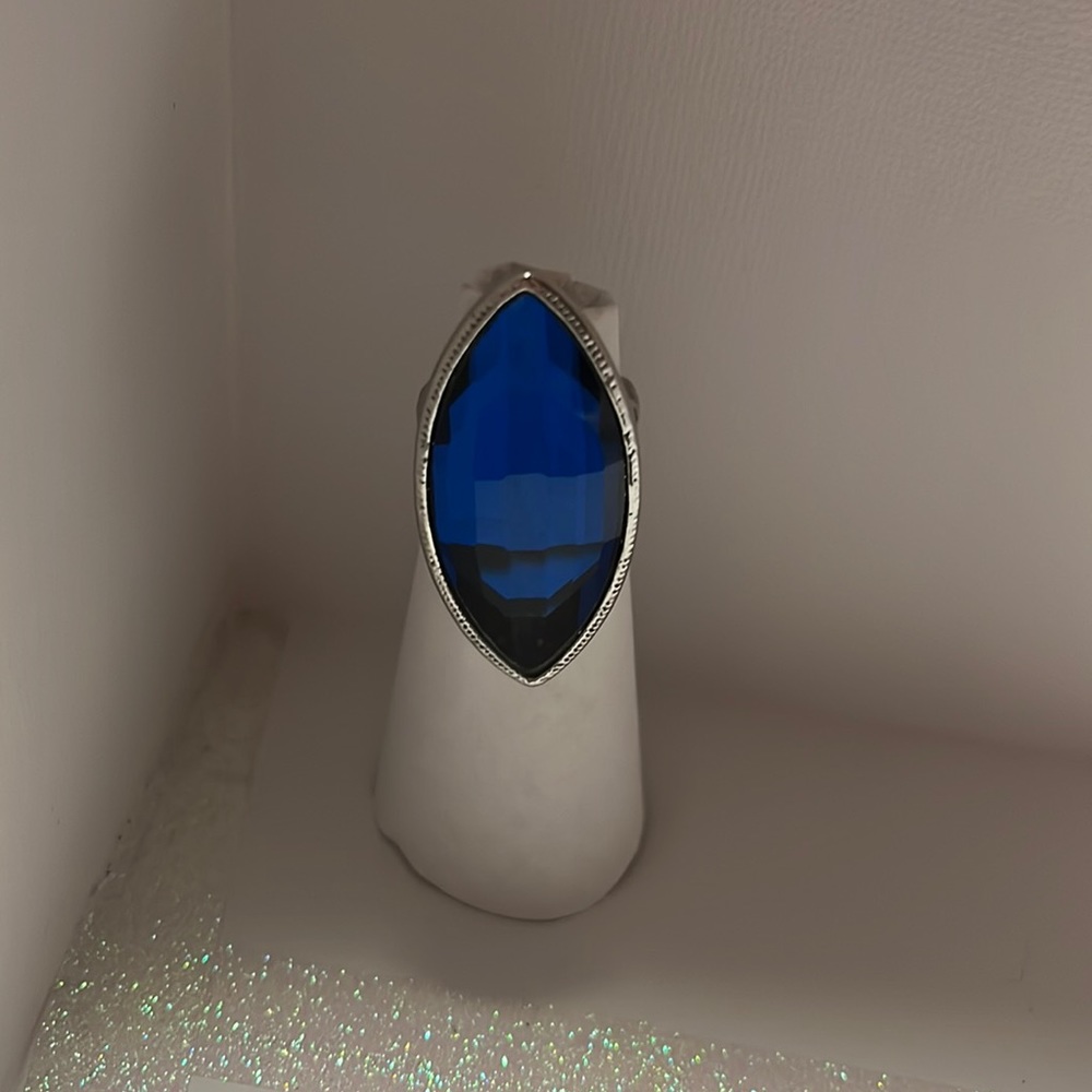 “Heart of the Ocean” Sapphire colored stone in silver tone filigree band Size 7